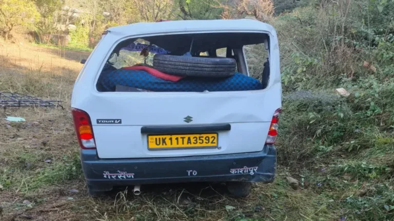 बारातियों से भरा वाहन हादसे का शिकार, दो गंभीर घायल हायर सेंटर रेफर