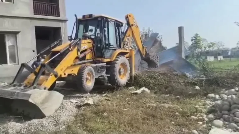 हरिद्वार में बुलडोजर एक्शन, 10 बीघा सरकारी भूमि कराई गई अतिक्रमण मुक्त, भारी पुलिस बल तैनात