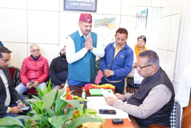 कैंप कार्यालय में जनसुनवाई कार्यक्रम के दौरान लोगों की समस्याएं सुनते कैबिनेट मंत्री गणेश जोशी