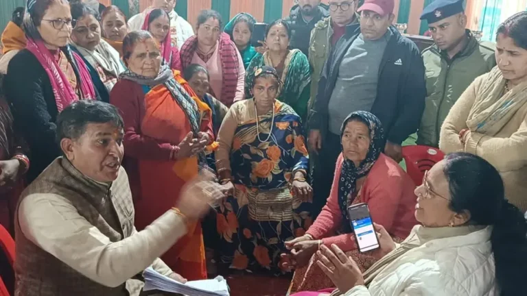 अगस्त्यमुनि में स्पोर्ट्स स्टेडियम निर्माण को लेकर बवाल, विधायक आशा नौटियाल को दो घंटे तक घेरा