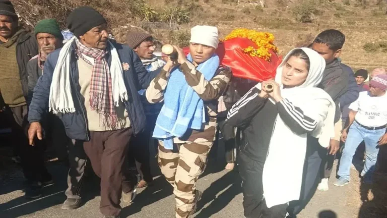 सात बेटियों ने रचा इतिहास, पिता की अर्थी को दिया कंधा, फौजी बेटी ने मुंडन कराकर दी मुखाग्नि