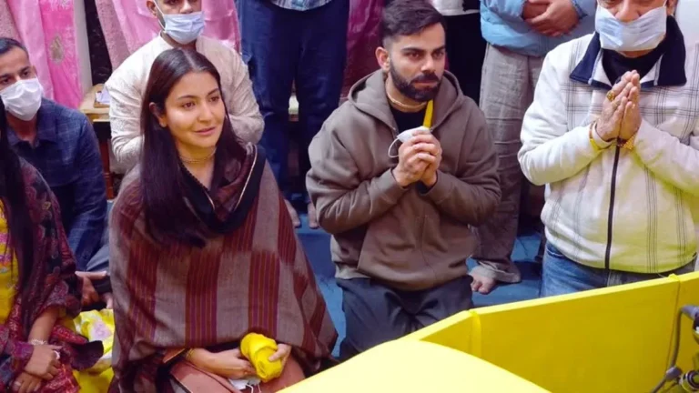 गले में कंठी माला, माथे पर तिलक, हाथ में जाप काउंटर — क्या ग्लैमर की दुनिया से दूर अध्यात्म की ओर बढ़ रहीं अनुष्का शर्मा?