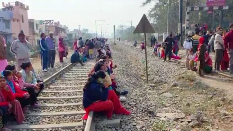 ऋषिकेश में वन भूमि चिन्हीकरण से दहशत, सैकड़ों लोग रेलवे ट्रैक पर बैठे, ट्रेनें बाधित