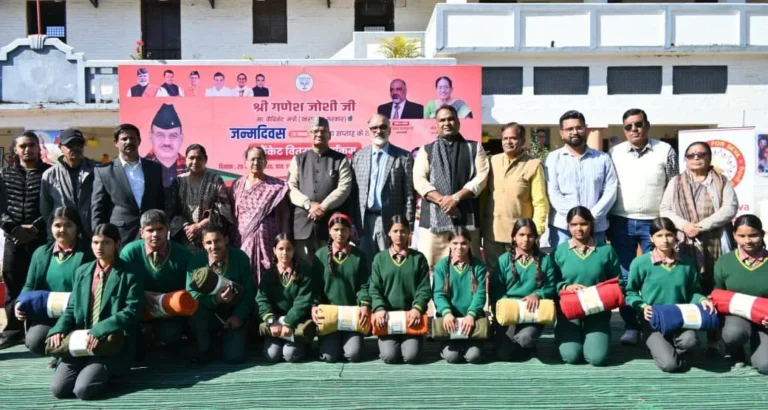 सेवा सप्ताह के तहत कैबिनेट मंत्री गणेश जोशी ने छात्र–छात्राओं को ब्लैंकेट किए वितरित, बच्चों ने एक स्वर में बोला *थैंक्यू मंत्री जी
