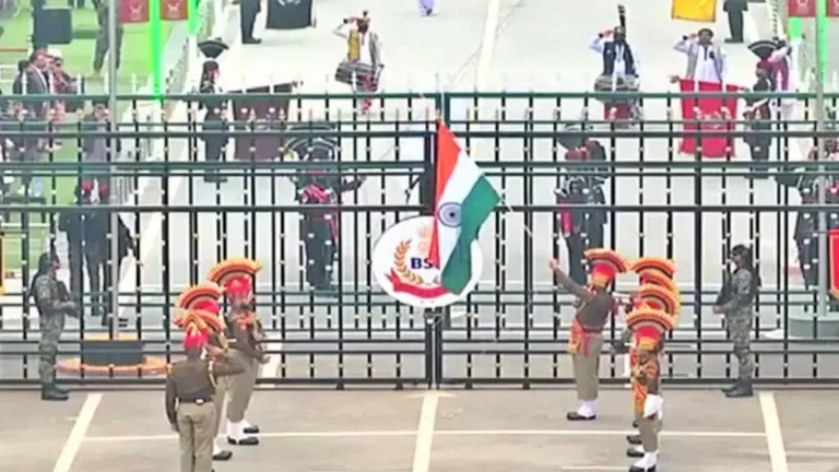 अटारी-वाघा बॉर्डर पर रिट्रीट सेरेमनी: BSF जवानों के जोश से गूंजी सीमा, भारत माता की जय के नारों से माहौल देशभक्तिमय