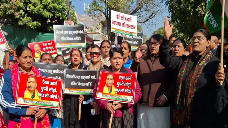 कैबिनेट मंत्री रेखा आर्या के पति के बयान पर सियासी बवाल, महिला कांग्रेस का प्रदर्शन, कार्यकर्ता हिरासत में