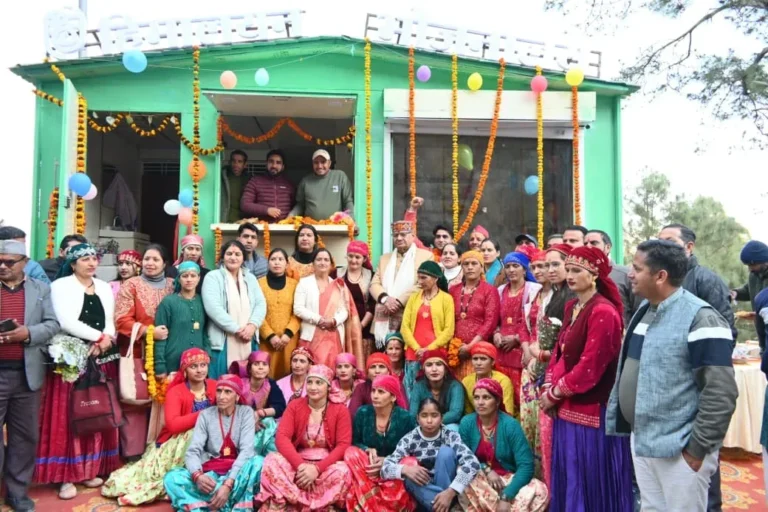 टिहरी के फेडी किमोड़ा में ग्रामोत्थान (रीप) परियोजना द्वारा निर्मित वे-साइड ईट्रीज का लोकार्पण करते ग्राम्य विकास मंत्री गणेश जोशी