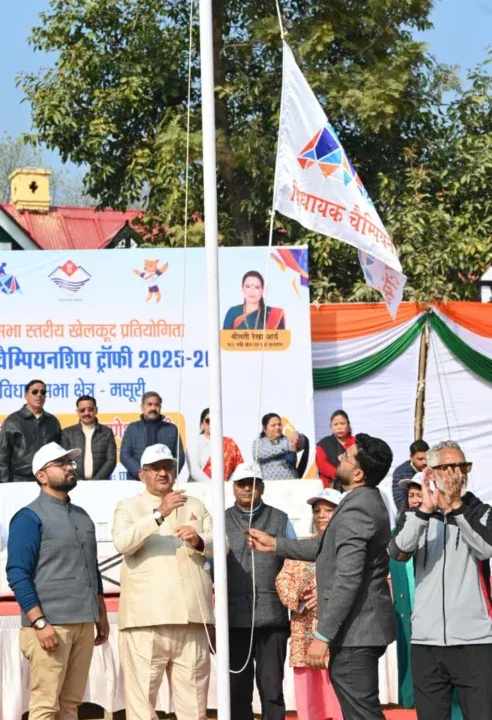 मसूरी विधानसभा क्षेत्र में विधायक चैंपियनशिप ट्रॉफी का उद्घाटन करते कैबिनेट मंत्री गणेश जोशी