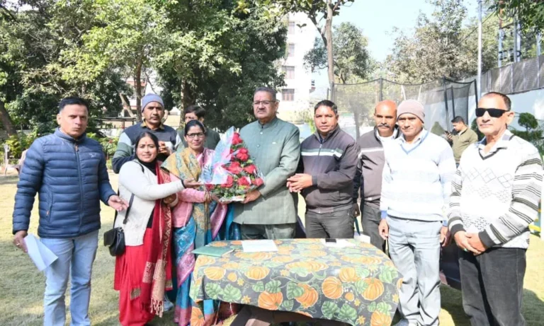 कृषि मंत्री गणेश जोशी से कृषि सहायकों के पदाधिकारियों ने भेंट कर मानदेय बढ़ोतरी के लिए जताया आभार