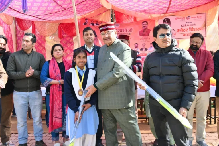 सेवा सप्ताह के अंतर्गत आज राजकीय इंटर कॉलेज किशनपुर के छात्र छात्राओं को गर्म स्वेटर एवं खेल सामग्री की किट वितरित करते कैबिनेट मंत्री गणेश जोशी