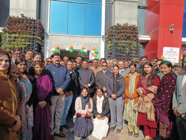 गणतंत्र दिवस के पावन अवसर पर मसूरी-देहरादून विकास प्राधिकरण (एमडीडीए) कार्यालय परिसर में देशभक्ति और उल्लास के वातावरण में कार्यक्रम का आयोजन किया गया। इस अवसर पर एमडीडीए के सचिव मोहन सिंह बर्निया द्वारा विधिवत ध्वजारोहण किया गया। ध्वजारोहण के पश्चात राष्ट्रगान का गायन हुआ, जिसमें प्राधिकरण के सभी अधिकारी एवं कर्मचारी उपस्थित रहे।