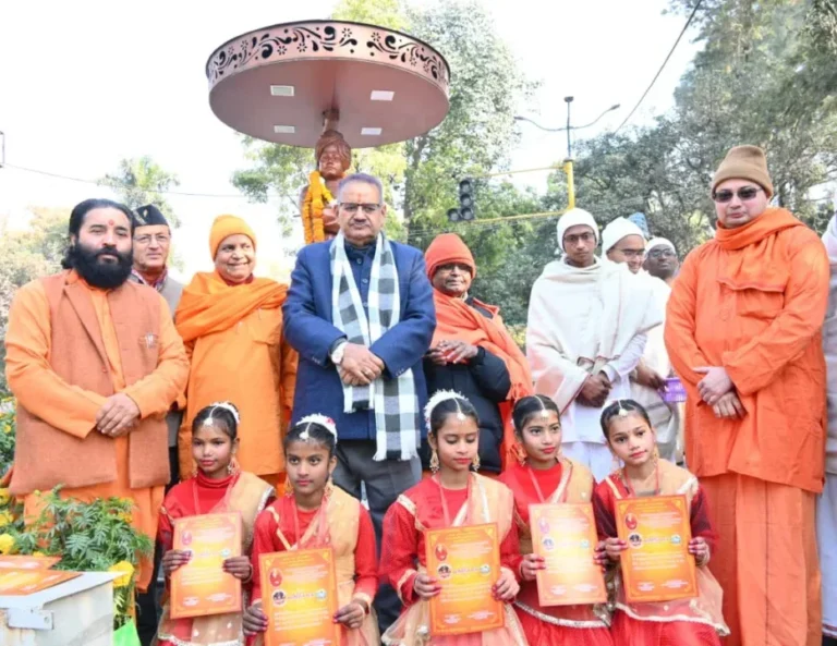 राष्ट्रीय युवा दिवस के अवसर पर स्वामी विवेकानंद की प्रतिमा पर माल्यार्पण कर उन्हें पुष्पांजलि अर्पित करते कैबिनेट मंत्री गणेश जोशी