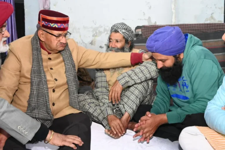 कृषि मंत्री गणेश जोशी ने मृतक किसान के परिजनों से की मुलाकात, हर संभव मदद का दिया भरोसा