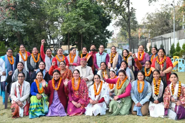 प्रथम बार महिलाओं द्वारा रामलीला का आयोजन तथा मंचन के लिए सभी आयोजक मातृशक्ति को सम्मानित करते कैबिनेट मंत्री गणेश जोशी