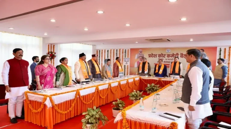 शनिवार को उत्तराखंड भाजपा की कोर ग्रुप बैठक कई मायनों में खास और चौंकाने वाली रही। बैठक में संगठन और सरकार से जुड़े अहम मुद्दों पर विस्तार से चर्चा हुई, साथ ही आगामी चुनावी रणनीति की रूपरेखा भी तैयार की गई।