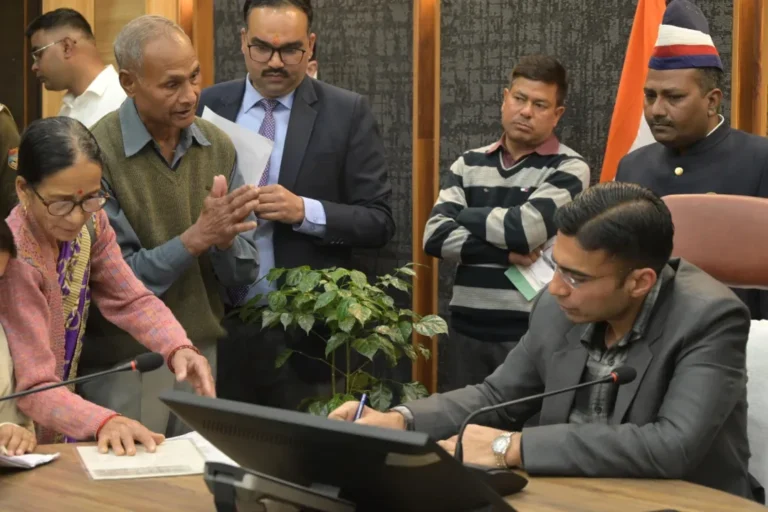 जनदर्शन बना जनविश्वास का मंच: डीएम सविन बंसल ने 191 शिकायतों पर दिए त्वरित कार्रवाई के निर्देश