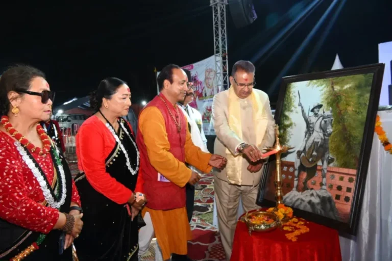 गोर्खा हिमालयन फेस्टिवल के समापन कार्यक्रम में प्रतिभाग करते कैबिनेट मंत्री गणेश जोशी