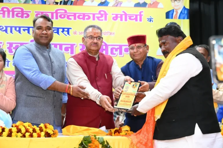 राष्ट्रीय वाल्मीकि क्रांतिकारी मोर्चा के 29वें स्थापना दिवस कार्यक्रम को सम्बोधित करते कैबिनेट मंत्री गणेश जोशी