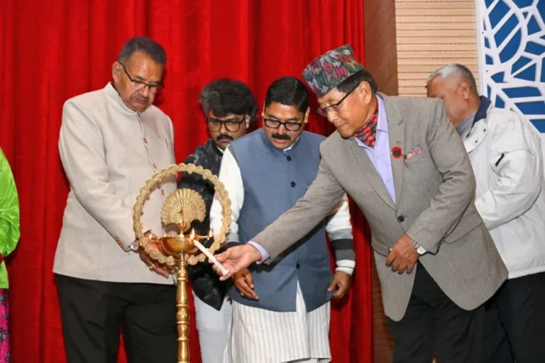 भारत रंग महोत्सव में रंगकर्मियों को कैबिनेट मंत्री गणेश जोशी ने किया सम्मानित