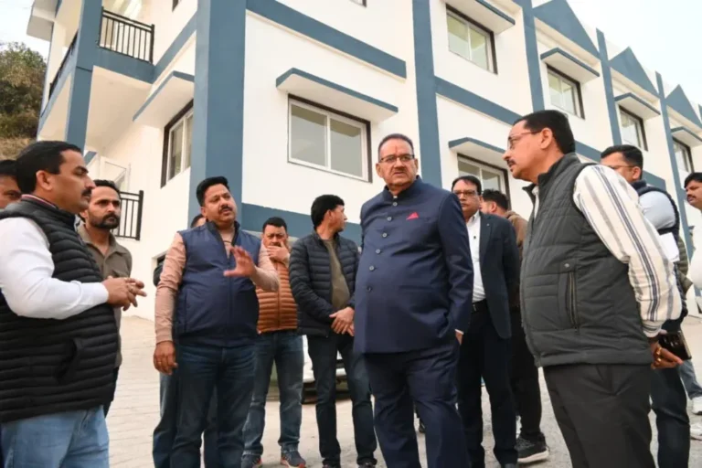 पुरूकुलगांव में निर्माणाधीन सामुदायिक भवन का निरीक्षण करते कैबिनेट मंत्री गणेश जोशी