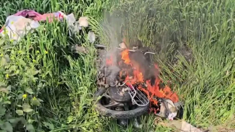 रुद्रपुर में सड़क हादसे के बाद बवाल: कांवड़िया घायल, गुस्साए साथियों ने बाइक जलाई, कई घंटे जाम