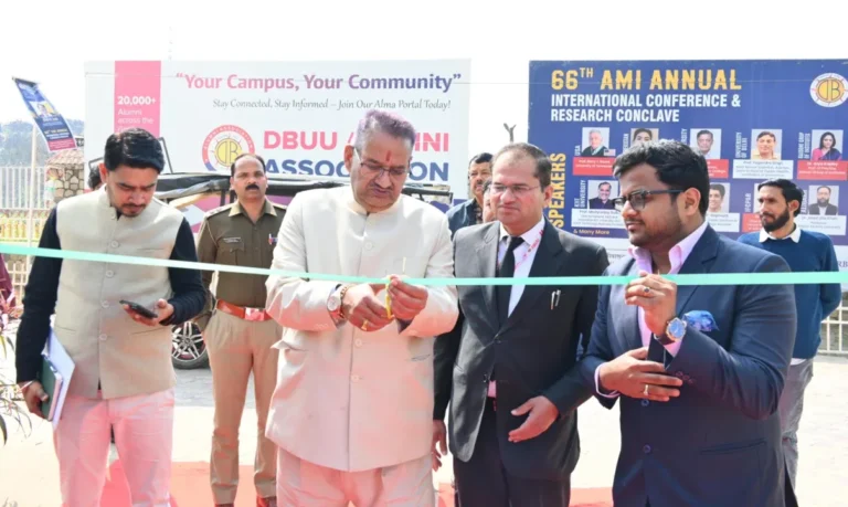 देवभूमि उत्तराखण्ड विश्वविद्यालय द्वारा आयोजित कृषि कुम्भ में प्रगतिशील किसानों को सम्मानित करते कृषि मंत्री गणेश जोशी