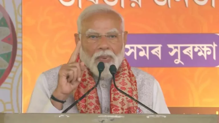 असम दौरे पर पहुंचे प्रधानमंत्री नरेंद्र मोदी ने गुवाहाटी में एक विशाल जनसभा को संबोधित करते हुए भाजपा सरकार की उपलब्धियों, उत्तर-पूर्व के विकास और राष्ट्रीय सुरक्षा जैसे मुद्दों पर विस्तार से बात की। उन्होंने कहा कि उनकी सरकार के लिए नॉर्थ-ईस्ट प्राथमिकता में है और पिछले कुछ वर्षों में इस क्षेत्र के विकास को नई दिशा मिली है।