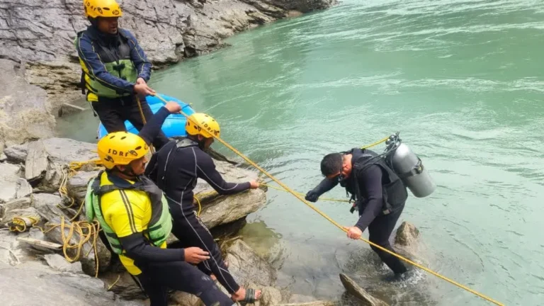 ऋषिकेश-बदरीनाथ राष्ट्रीय राजमार्ग पर बुधवार को दर्दनाक हादसा हो गया। तीनधारा क्षेत्र में एक पिकअप वाहन अनियंत्रित होकर गंगा नदी में जा गिरा। हादसे के समय वाहन में तीन लोगों के सवार होने की आशंका जताई जा रही है। घटना के बाद मौके पर अफरा-तफरी मच गई।