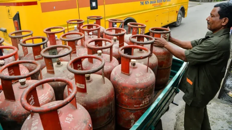 मंत्रालय ने कहा—देशभर में ईंधन की निर्बाध आपूर्ति, 60 दिनों का पर्याप्त स्टॉक और रिफाइनरियां पूरी क्षमता से काम कर रहीं