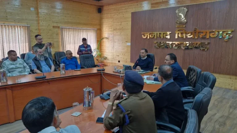 पिथौरागढ़ में गैस सिलेंडर की होगी होम डिलीवरी, लंबी कतारों से राहत के लिए डीएम का बड़ा फैसला