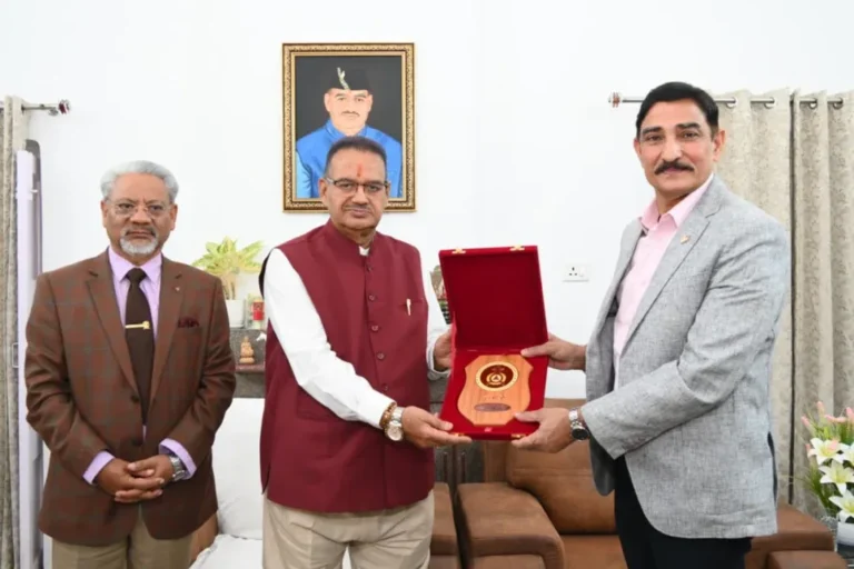 सैनिक कल्याण मंत्री गणेश जोशी से मिले गढ़वाल राइफल्स के कर्नल ऑफ द् रेजिमेंट लेफ्टिनेंट जनरल दिनेश सिंह राणा