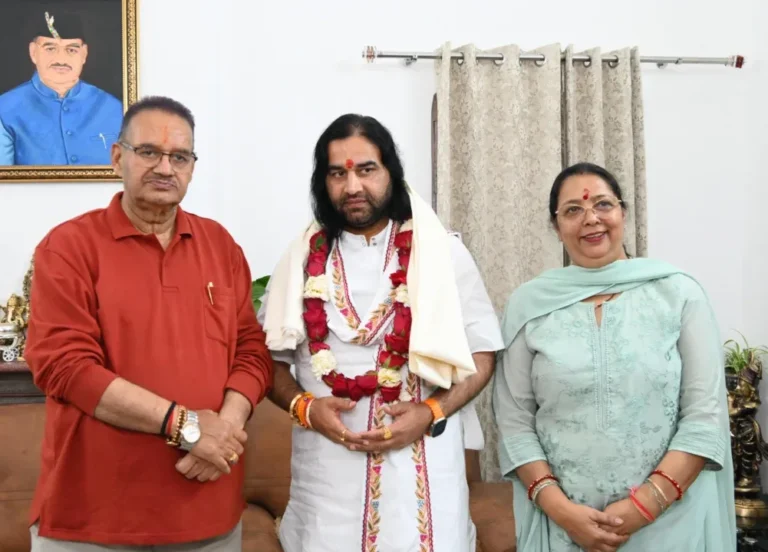 देहरादून में कथा वाचक देवकीनंदन ठाकुर की कैबिनेट मंत्री गणेश जोशी से शिष्टाचार भेंट