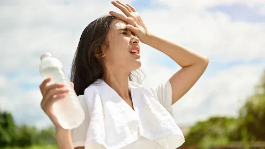 बढ़ती गर्मी में बढ़ रहा डिहाइड्रेशन का खतरा, डॉक्टर ने दी जरूरी सावधानियां