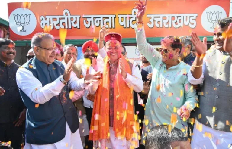 अबीर-गुलाल लगाकर होली की शुभकामनाएं देते कैबिनेट मंत्री गणेश जोशी