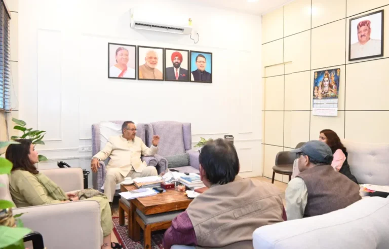 ग्राम्य विकास विभाग के अधिकारियों के साथ विभागीय समीक्षा करते ग्राम्य विकास मंत्री गणेश जोशी