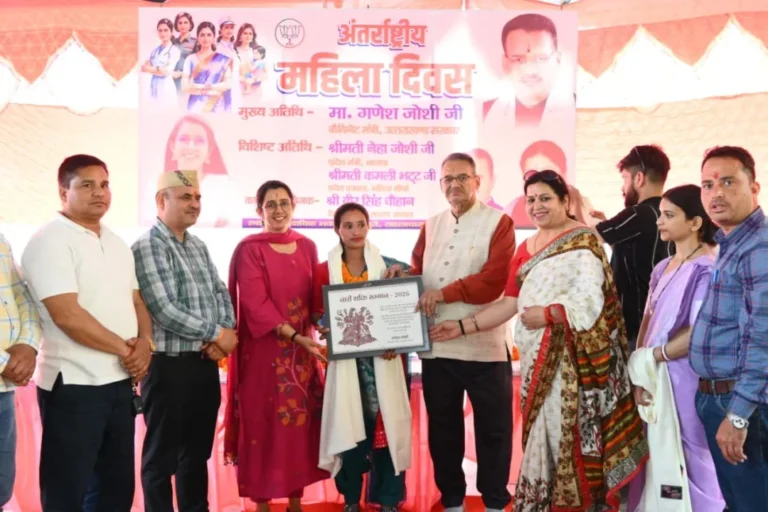 नारी शक्ति सम्मान से मातृशक्ति को सम्मानित करते कैबिनेट मंत्री गणेश जोशी