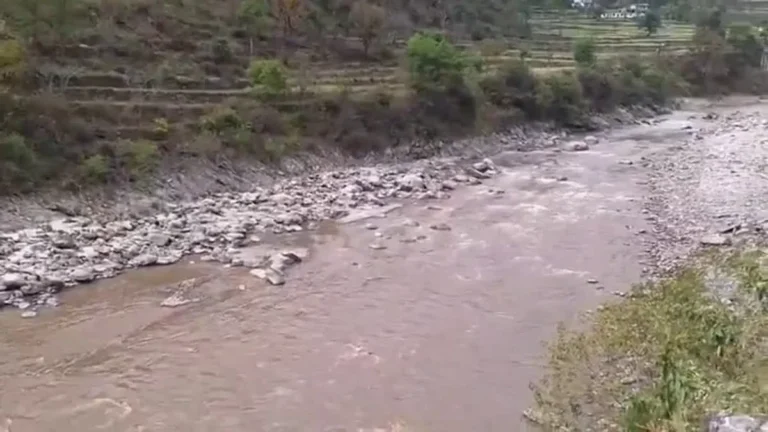 अचानक बदला मंदाकिनी नदी का रंग, केदारघाटी में फैली दहशत; जांच में सामने आई बड़ी वजह