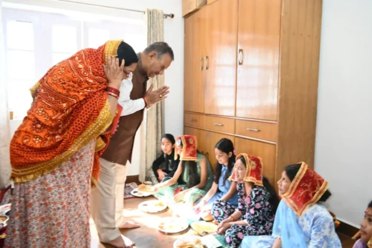 महाअष्टमी पर कैबिनेट मंत्री गणेश जोशी ने किया कन्या पूजन, नौदुर्गा स्वरूपा कन्याओं का लिया आशीर्वाद