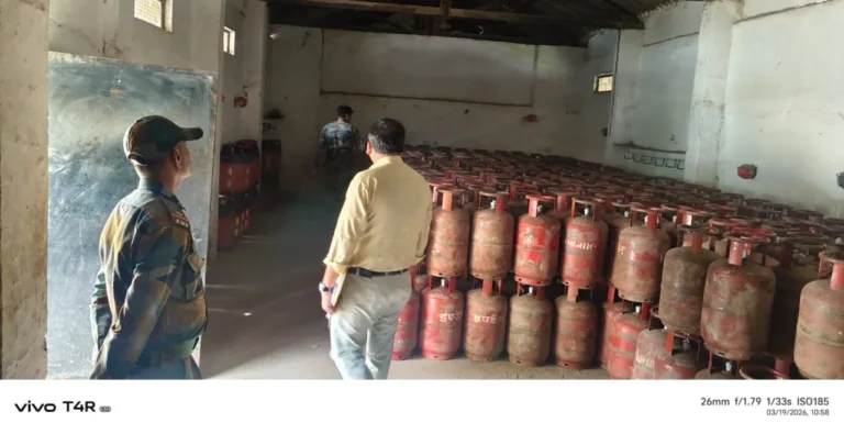 देहरादून: गैस कालाबाजारी पर प्रशासन सख्त, 15 सिलेंडर जब्त, बैकलॉग पर भी दी सफाई