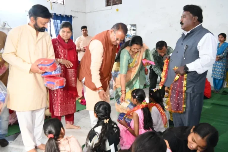 चौत्र नवरात्रि के अवसर पर कन्या पूजन करते कैबिनेट मंत्री गणेश जोशी