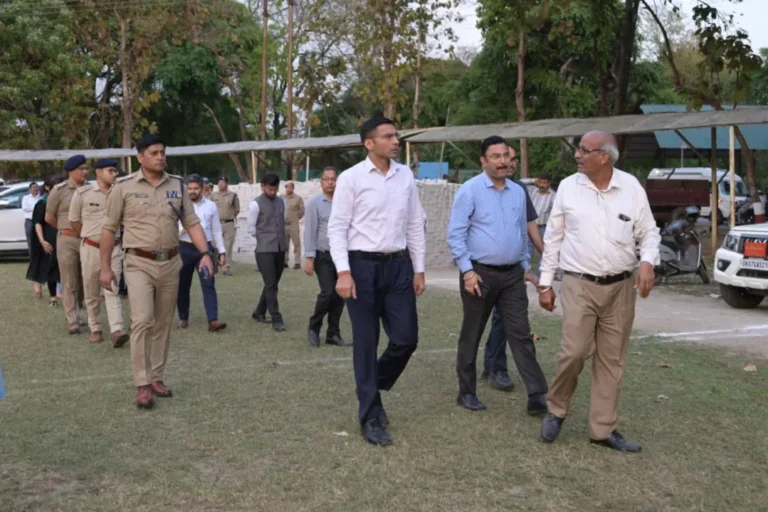 समयबद्व तैयारियों पर डीएम का जोर, कार्यक्रम स्थल पर डीएम ने परखी हर व्यवस्था