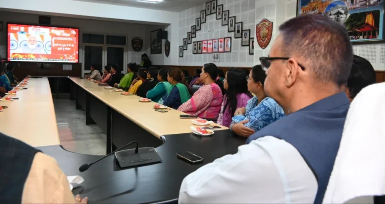 प्रधानमंत्री नरेंद्र मोदी के संबोधन को मातृशक्ति संग सुनते कैबिनेट मंत्री गणेश जोशी