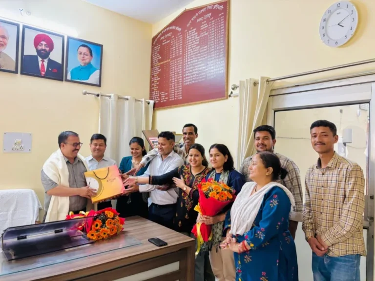 स्थानांतरण पर बद्री चंद नेगी को भावभीनी विदाई, देहरादून सूचना परिवार ने दी शुभकामनाएं