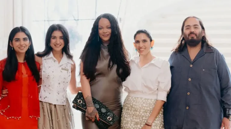 🌸 घर की आरती से फूलों की होली तक… अंबानी फैमिली ने किया Rihanna का भव्य स्वागत, देखें अनसीन वीडियो
