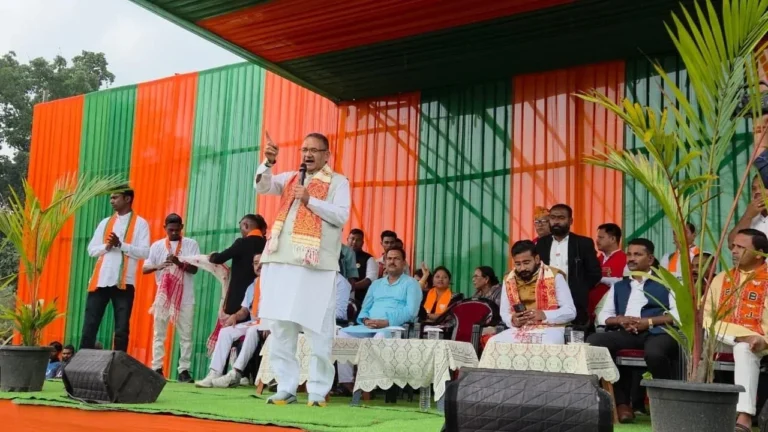 असम चुनाव प्रचार के दौरान रंगानदी विधानसभा क्षेत्र से भाजपा प्रत्याशी ऋषिराज हजारिका के समर्थन में आयोजित विशाल जनसभा को संबोधित करते कैबिनेट मंत्री गणेश जोशी