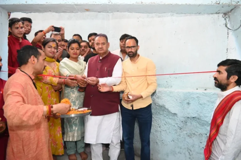 बार्लोगंज स्थित सनातन धर्मसभा में सामुदायिक हाल के सुधारीकरण कार्य का लोकार्पण करते कैबिनेट मंत्री गणेश जोशी
