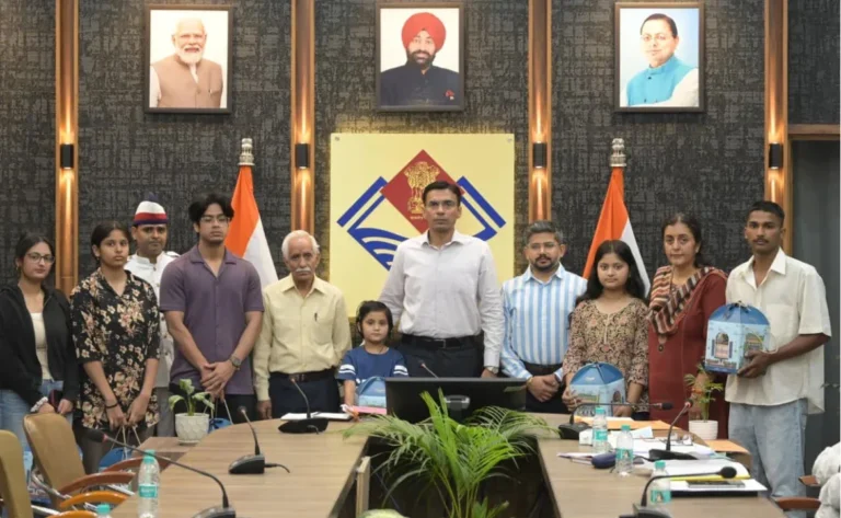 देहरादून: जिलाधिकारी सविन बंसल की बड़ी मानवीय पहल, राजकीय शिशु सदन की दिवंगत कर्मचारी की पुत्री को दी ₹25 हजार की आर्थिक सहायता