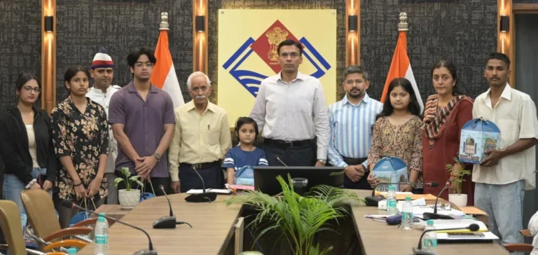 देहरादून डीएम की संवेदनशील पहल: दिवंगत संविदा कर्मी की बेटी को दी 25 हजार की मदद, नारी निकेतन के लिए ‘ऑन-द-स्पॉट’ बजट मंजूर