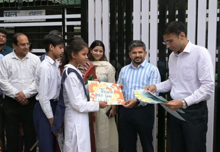 देहरादून: अब बस से स्कूल जाएंगे भिक्षावृत्ति से रेस्क्यू किए गए बच्चे; डीएम सविन बंसल ने दिखाई 41-सीटर बस को हरी झंडी