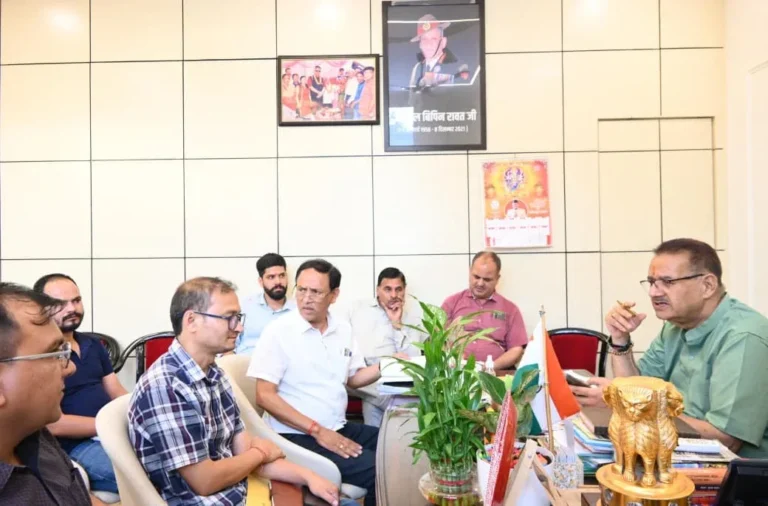 मसूरी विधानसभा क्षेत्र के अंतर्गत विभिन्न क्षेत्रों में प्रस्तावित विकास कार्यों की समीक्षा करते कैबिनेट मंत्री गणेश जोशी